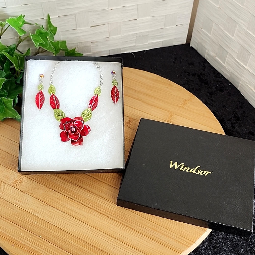 👉*NWT* ROSE STATEMENT NECKLACE & EARRING SET ~BEAUTIFUL RHINESTONES ~GIFT BOXED